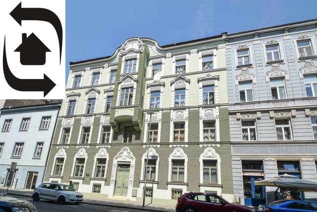 Történelmi épület a Medená utcában, Pozsony-Óvárosban, homlokzata díszített ornamentikával.