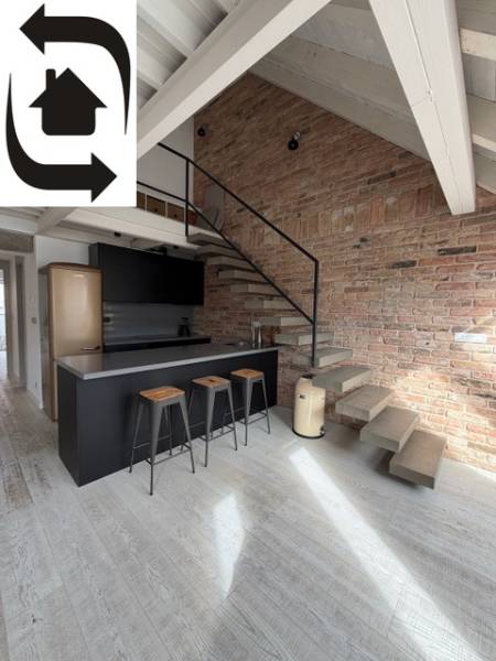 Konyhasarok bárral és lépcsővel egy 4 szobás lakásban, fa dekor padlóval.