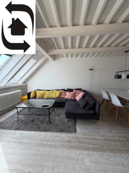 Nappali fa hatású padlóval, kanapéval és étkezőasztallal egy négy szobás lakásban.