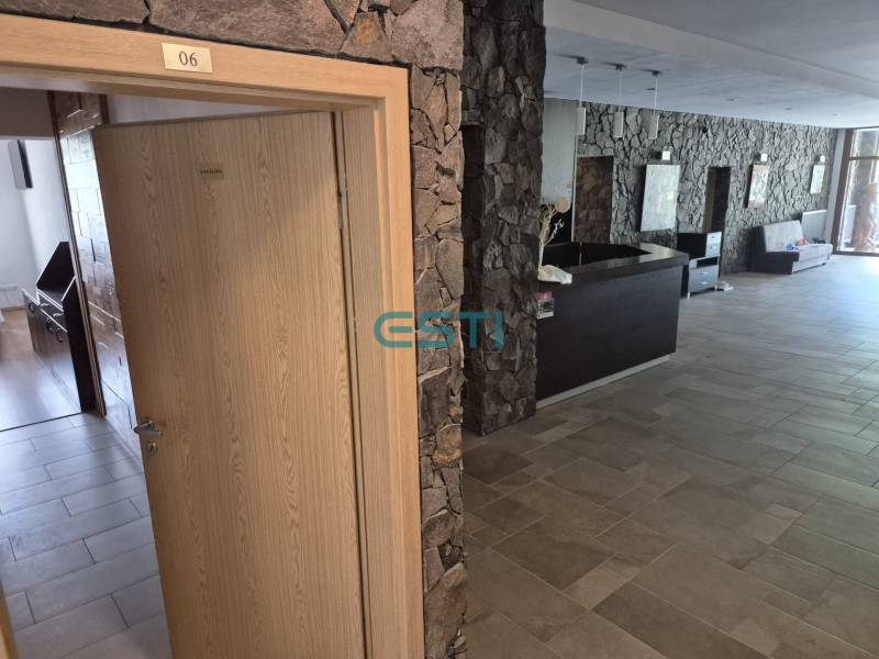 Kőfalak és faajtók vezetnek az egyszobás lakás irodájába.