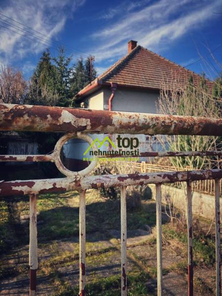 Családi ház Felsőkelebányán, kerítés patinás hangulattal és kert.