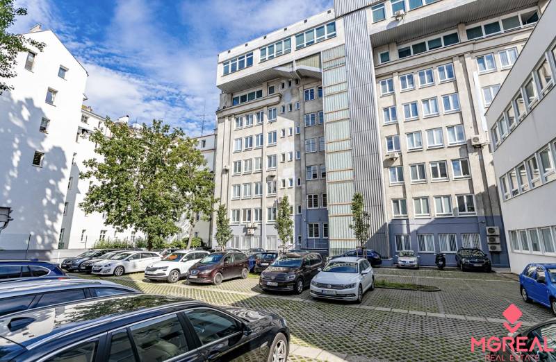 Irodák parkolója a Pozsonyi Gajova utcában - Óváros.