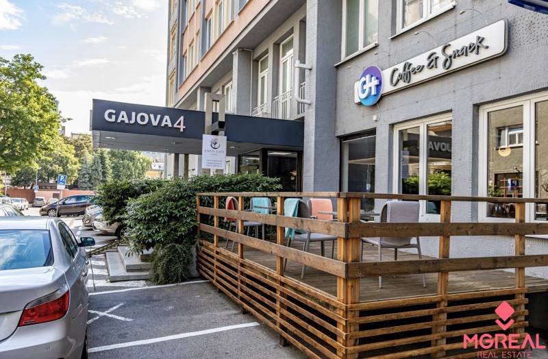 Irodák külső része a pozsonyi Gajova utcában - Óvárosban, terasszal és parkolási lehetőséggel.