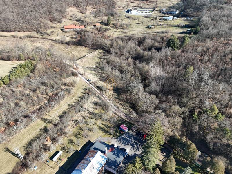 Légi felvétel a krupinai lakóövezeti erdős területekről.