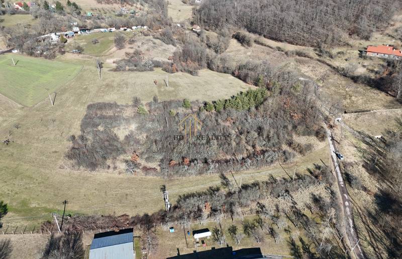 Légi felvétel a Krupinában található kiterjedt lakóterületekről, erdőkkel és mezőkkel.