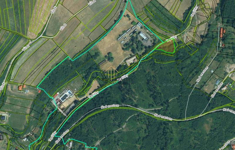 Légi felvétel a Krupina környéki lakóterületekről, látható utakkal és parcellákkal.