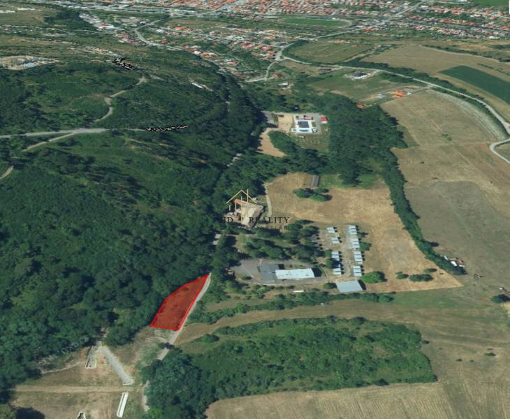 Légi felvétel a telkekről - lakóterület Krupinában a környező természettel.