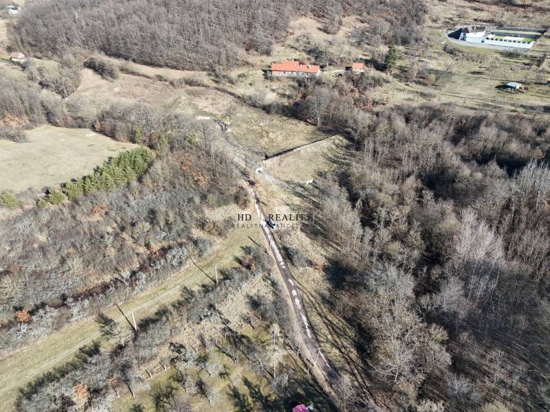 Telkek - lakóövezet Krupinán, közel az erdőhöz, vidéki tájjal és füves területekkel.