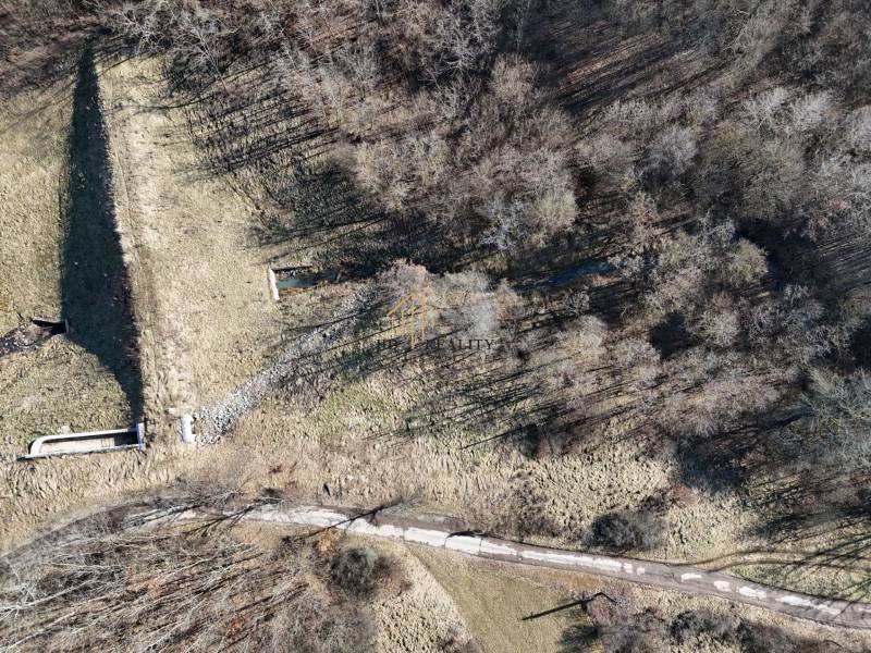 Légi felvétel Krupina környéki rétekről és erdőkről, amelyek alkalmasak lakóterületek kialakítására.