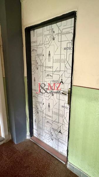 Városi motívval borított ajtók, fa dekorációjú padló, élénkzöld színű fal.