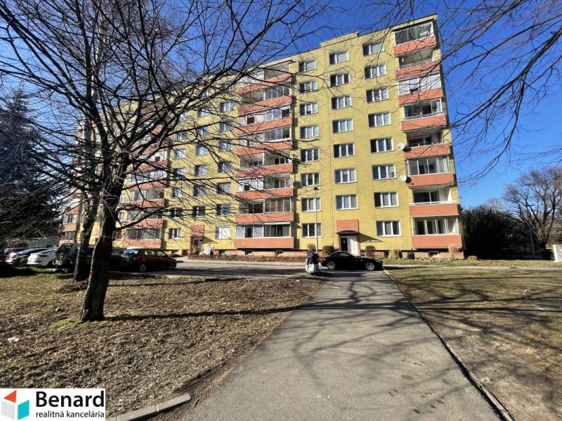 Társasház a Matice Slovenskej utcában, Eperjesen, 3 szobás lakás kínálatával.