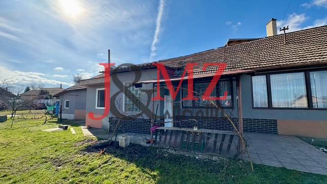 Családi ház Mýtne Ludanyban gondozott kerttel és napos terasszal.