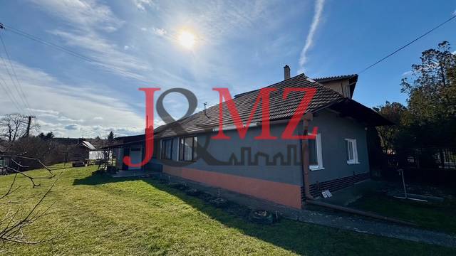 Családi ház Mýtné Ludanyban füves kerttel és téglafalú homlokzattal.