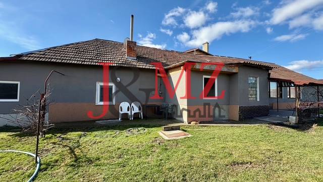 Családi ház Mýtné Ludanyban tágas kerttel a tiszta kék ég alatt.