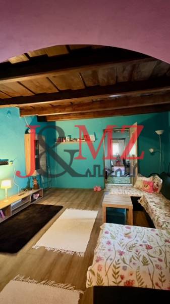 Egy családi ház szobája fa dekorációjú padlóval és kényelmes kanapékkal.