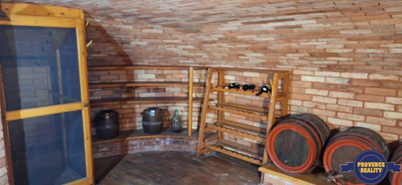 Tégla falú borospince hordókkal családi házban.