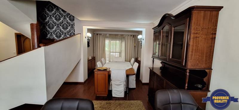 Ebédlő fa bútorokkal és fa dekorációjú padlóval egy családi házban.