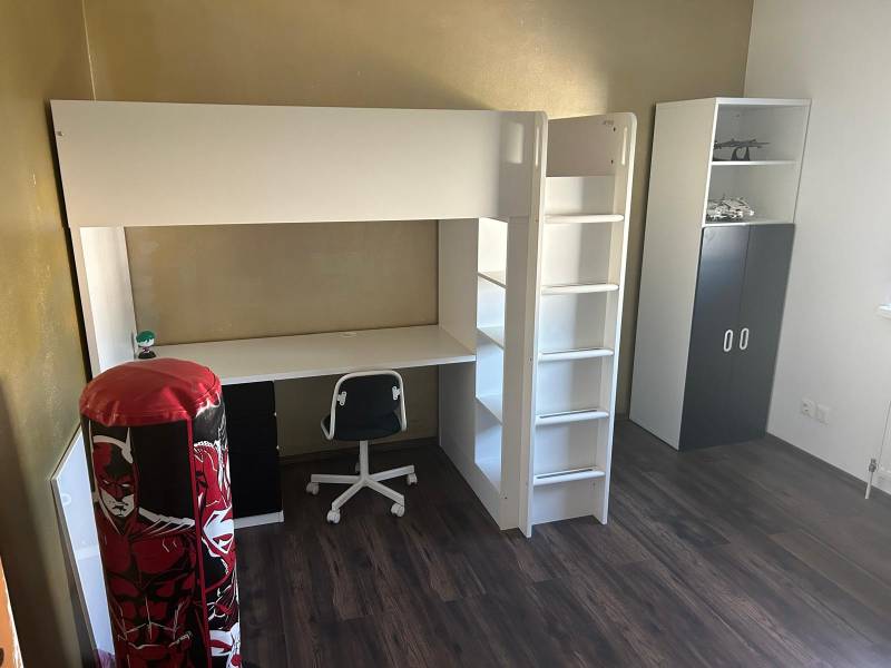 Gyerekszoba emeletes ággyal, íróasztallal és szekrénnyel egy háromszobás lakásban.