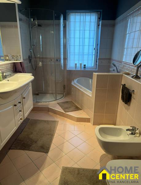 Fürdőszoba családi házban káddal, zuhanyzóval, mosdóval és bidével.