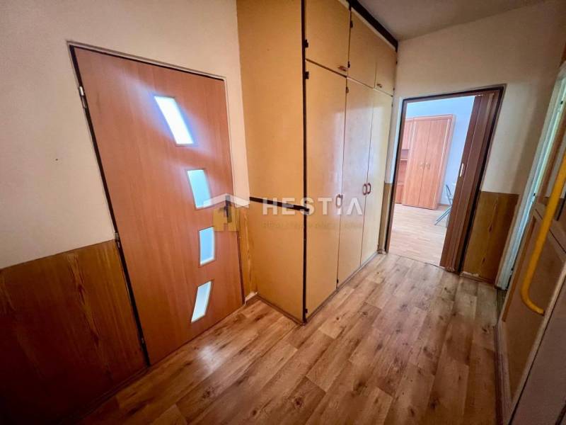 Folyosó beépített szekrényekkel és ajtókkal egy háromszobás lakásban.