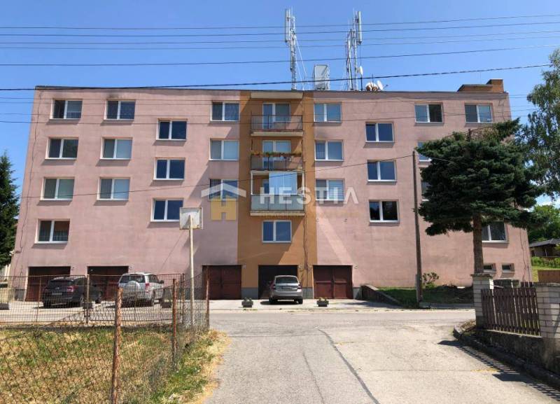 Lakóház Moravské Lieskovéban parkolóval és egy nagy fa jelenlétével az előtérben.