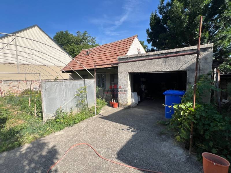 Családi ház Drahovcén a Drahovce utcában, kocsibeállóval és kerttel.