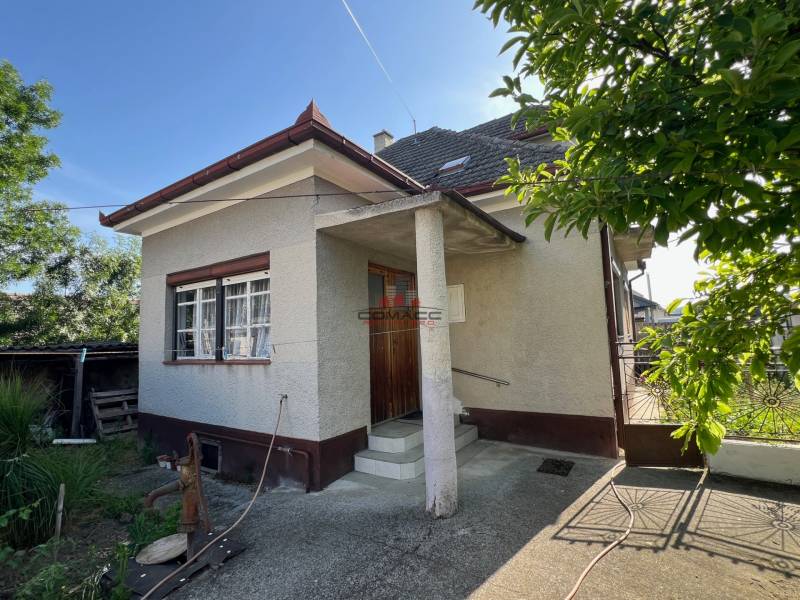 Családi ház Drahovcén a Drahovce utcában kerttel és keskeny bejárati kapuval.