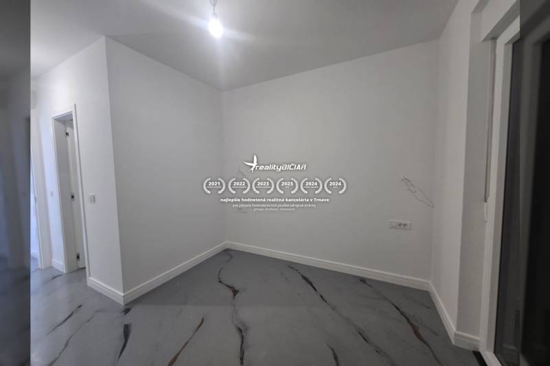 Üres szoba a Villában fehér falakkal és márvány mintás padlóval.