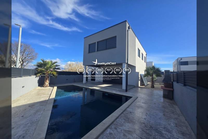 Villa Zukve-ben, Vrsi-ben, medencével és pálmafával az udvaron.