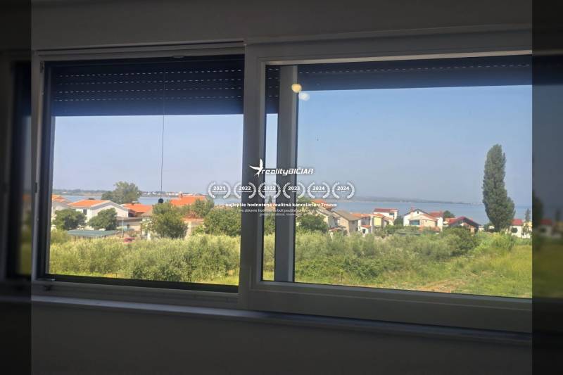 Kilátás a Zukve Villából Vrsiben, amely a tetőkre és a tengerpartra nyújt kilátást.