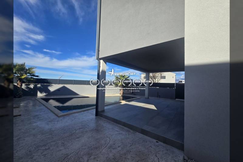 Villa a Zukve utcában, Vrsi, terasszal és medencével, pálmafákkal körülvéve.