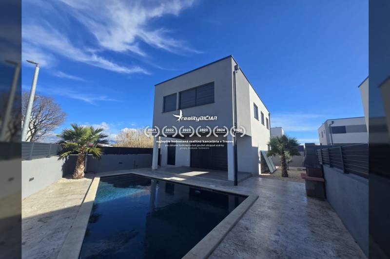 Villa a Zukve utcában, Vrsiben, medencével és modern építészeti vonalakkal.
