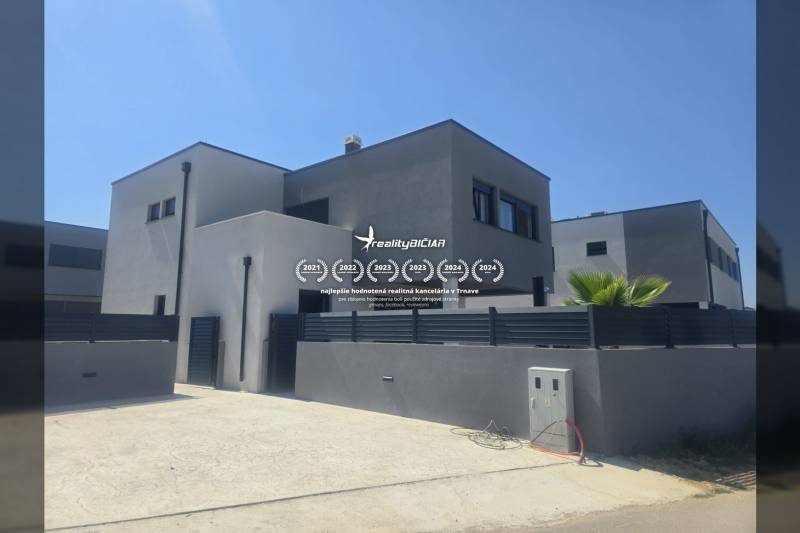 Egy villa a Zukve utcában, Vrsiben, modern építészettel és pálmafával az udvaron.