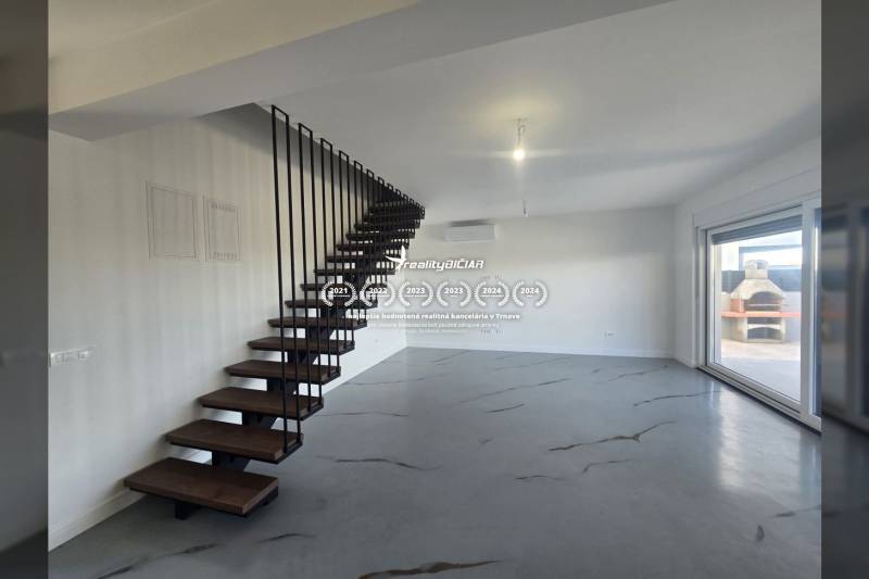 Villa belső tér fém lépcsővel és fa dekorációjú padlóval, nagy ablak a teraszra.