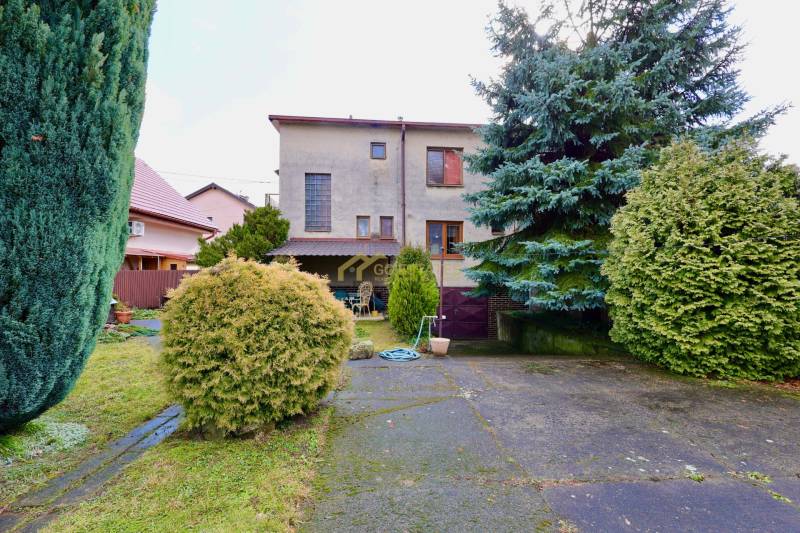 A Kalinčiak utcai családi ház kertje Michalovcén rendezett zöldterülettel és terasszal.