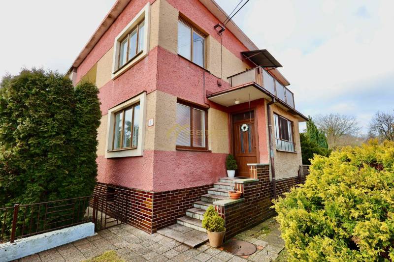 Családi ház lépcsőházzal és kerttel a Michalovce-i Kalinčiakova utcában.