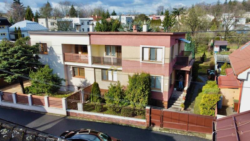 Családi ház a Kalinčiak utca Michalovcén, rendezett előkerttel és fa kerítéssel.