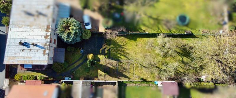 Családi ház Kalinčiaka utcában, Nagymihályban, kiterjedt gyepfelülettel és fákkal.