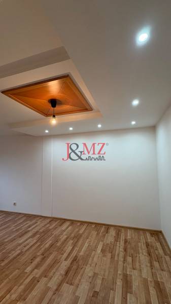 Mennyezeti lámpa és fa dekorációjú padló a kétszobás lakásban.