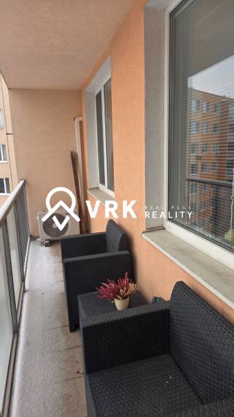 Rattan bútorral berendezett erkély a Humenská utcai lakásnál, Kassa - Nyugati városrész.