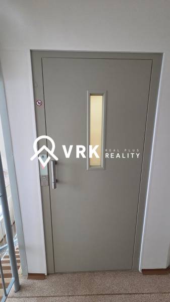 A világosszürke liftajtó a Humenská utcai lakóházban, Kassán, Nyugati városrész.