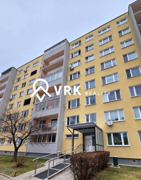 Humenská lakóház, Kassa - Nyugati városrész. Bejárat korláttal és üvegezéssel.