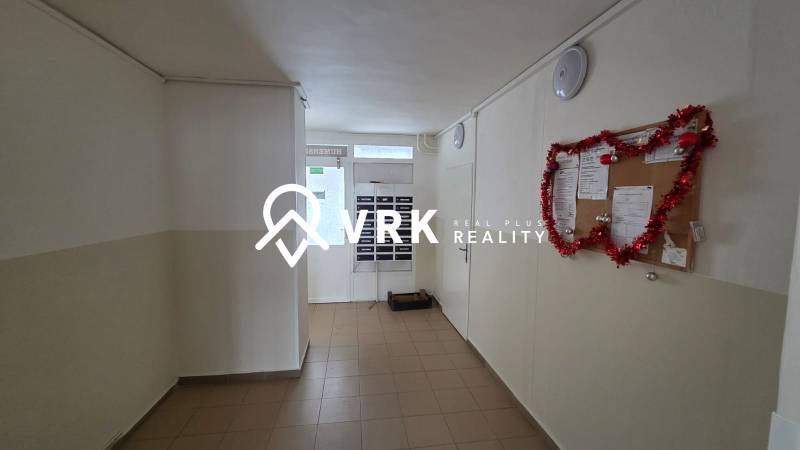 Folyosó postaládákkal és faliújsággal, Humenská utca, Kassa - Nyugati városrész.