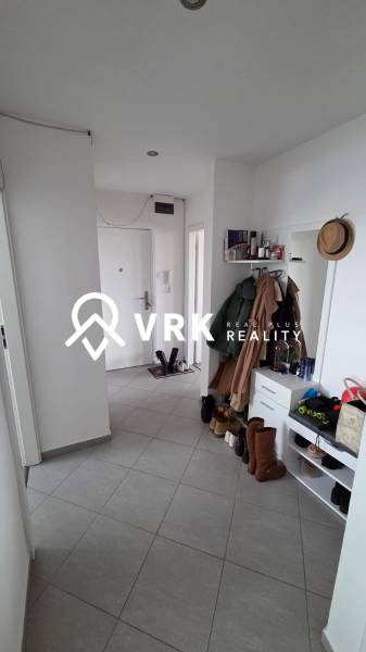 Előszoba egy 3 szobás lakásban járólappal, cipősszekrénnyel, tükörrel és kabátakasztóval.