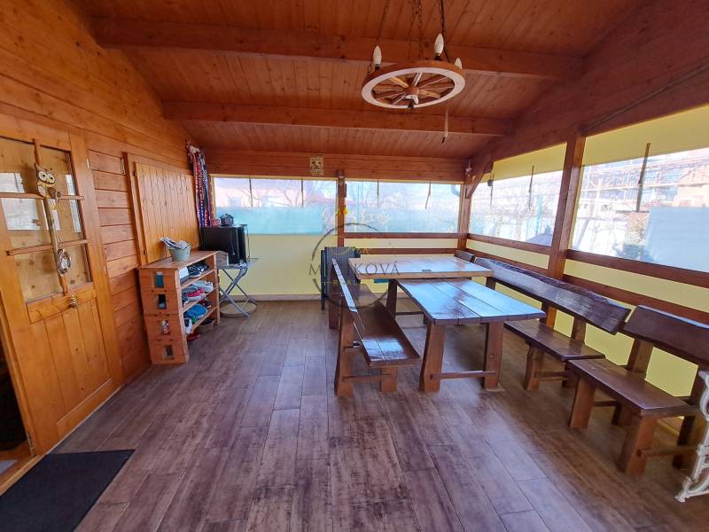 Fa pavilon padokkal és asztallal, fa dekorációjú padló, kertek.