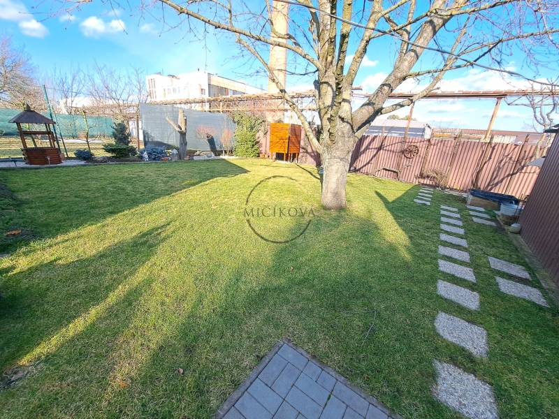 Kertek Dolné Krškanyban, Nyitra, kandallóval, fával, gyepel és árnyékolóval.