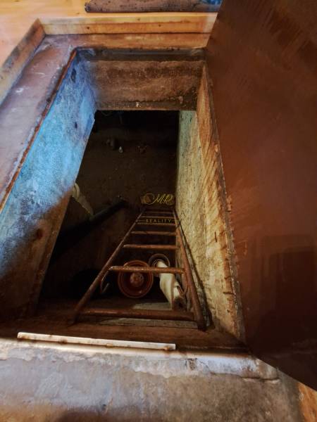 Kilátás a pince nyílására lépcsőkkel a Záhradách belső terében.