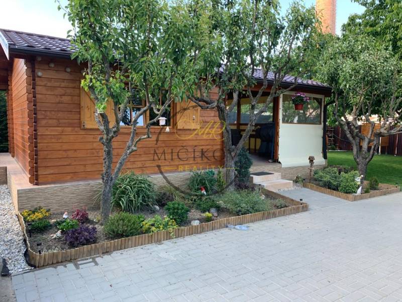 Kertek Alsókrškánban, Nyitra mellett, faházzal és rendezett pihenőhellyel.