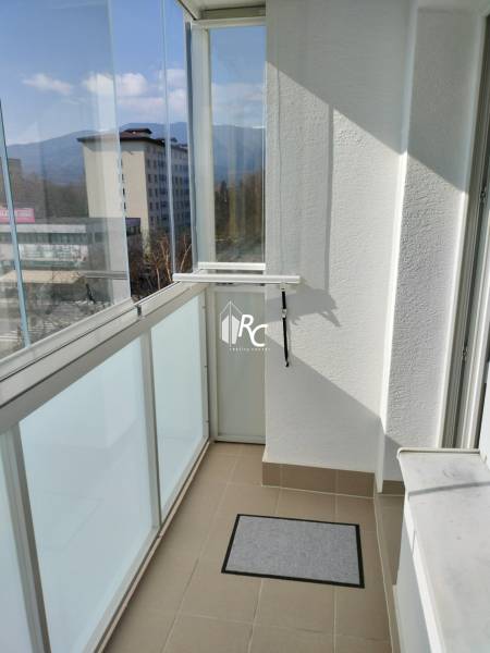 Üvegezett erkély kilátással Martin városára egy kétszobás lakásban.