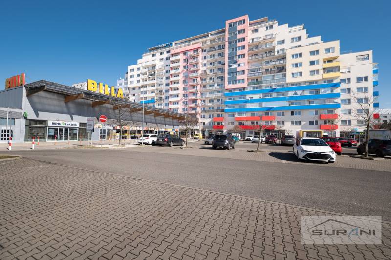 Billa a Szaratov utcában, Pozsony - Dúbravka, egy lakóház mellett parkolóval.